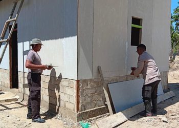 Gotong Royong Brimob dan Warga Bangun Rumah Swadaya Pascabanjir di Tolang Julu
