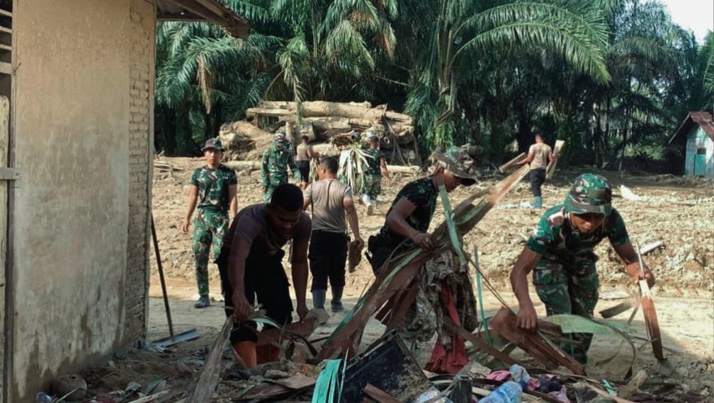 Dari Rumah Warga hingga Masjid, Sinergi Brimob Sumut Bergerak Bantu Korban Bencana