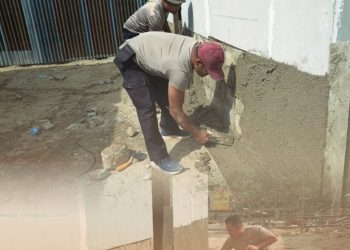 Gotong Royong yang Menguatkan, Brimob dan Warga Bangun Rumah Korban Banjir di Tapsel