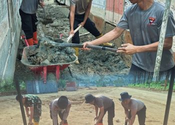 Di Tengah Lumpur dan Puing, Brimob–TNI/Polri Hadir Bangkitkan Harapan Warga Batang Toru