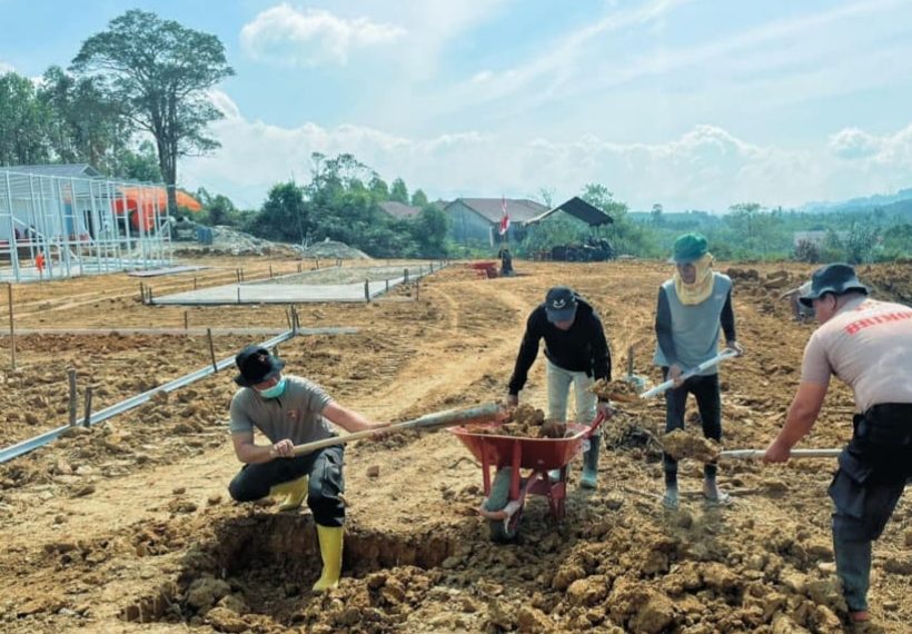 Brimob Sumut Turun Langsung Bantu Pembangunan Hunian Sementara Warga Sipirok Pascabencana