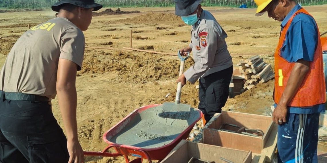 Bangun Rumah, Bangun Harapan: Brimob Polda Sumut Bantu Kerjakan HUNTAP di Desa Napa