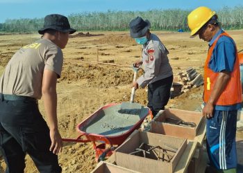 Bangun Rumah, Bangun Harapan: Brimob Polda Sumut Bantu Kerjakan HUNTAP di Desa Napa