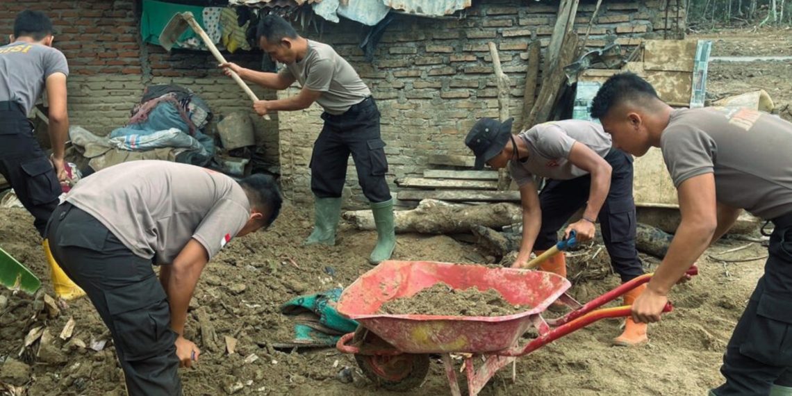 Langkah Pemulihan Berlanjut, Brimob Sumut Dampingi Warga Aek Ngadol