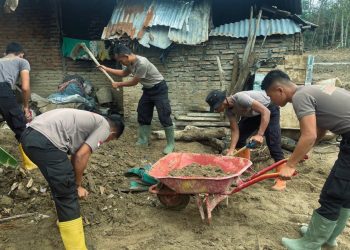 Langkah Pemulihan Berlanjut, Brimob Sumut Dampingi Warga Aek Ngadol
