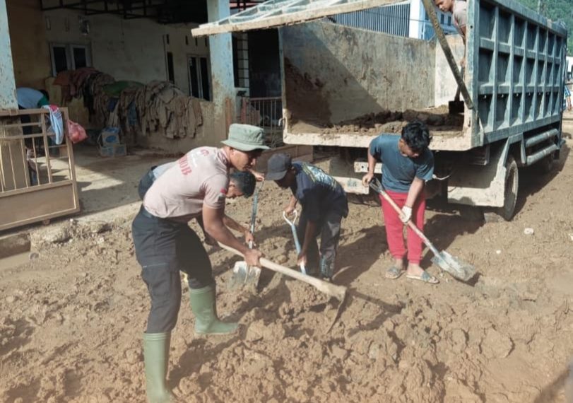 Saat Warga Bangkit, Brimob Polda Sumut Turun Tangan Pulihkan Rumah dan Fasilitas Ibadah di Batang Toru