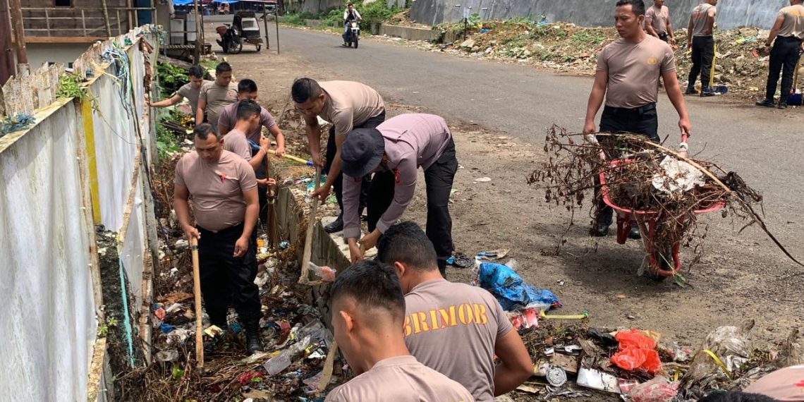 Brimob Polda Sumut Bersihkan Pasar Sipirok, Wujud Nyata Kepedulian Lingkungan di Tapanuli Selatan