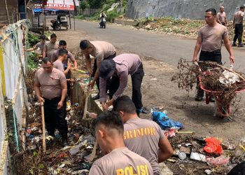Brimob Polda Sumut Bersihkan Pasar Sipirok, Wujud Nyata Kepedulian Lingkungan di Tapanuli Selatan