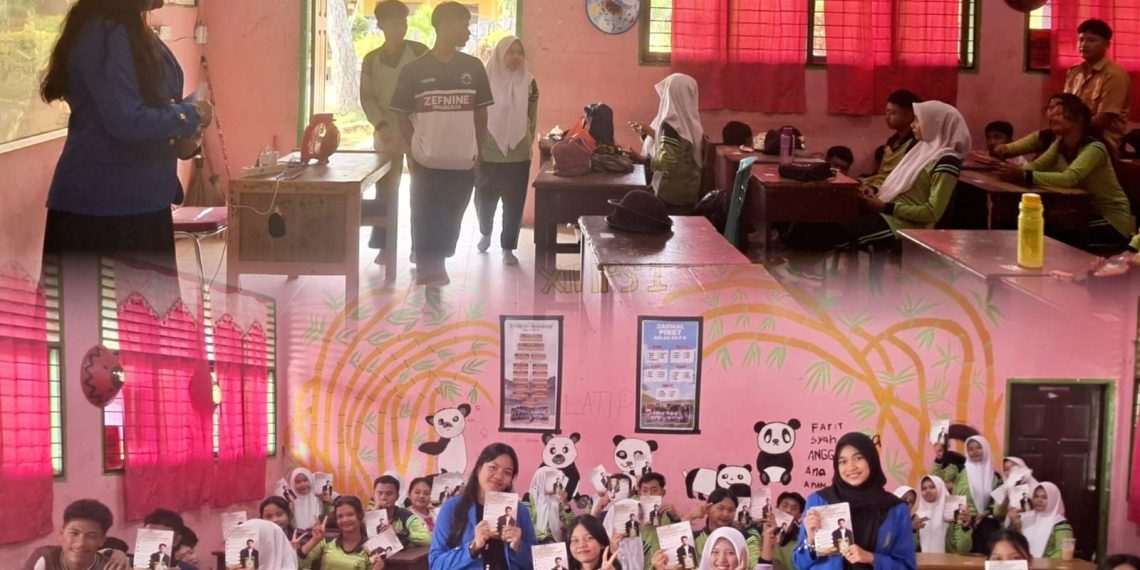 Mahasiswa FKIP UIR Tanam Mimpi Kuliah di SMAN 1 Dayun