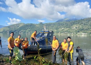 Kapolres Samosir Ganti Olahraga dengan Aksi Bersih-bersih di Water Front Pangururan dan Tepi Danau Toba