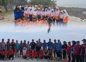 Ratusan Peserta Gelar Kurve Bersih Pantai di Pantai Cermin