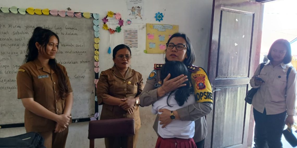 Kapolres Samosir Makan Bersama Pelajar SDN 10 Lumban Suhi-suhi Toruan, Tinjau Program Makan Bergizi Gratis dan Salurkan Bantuan
