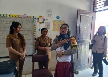 Kapolres Samosir Makan Bersama Pelajar SDN 10 Lumban Suhi-suhi Toruan, Tinjau Program Makan Bergizi Gratis dan Salurkan Bantuan