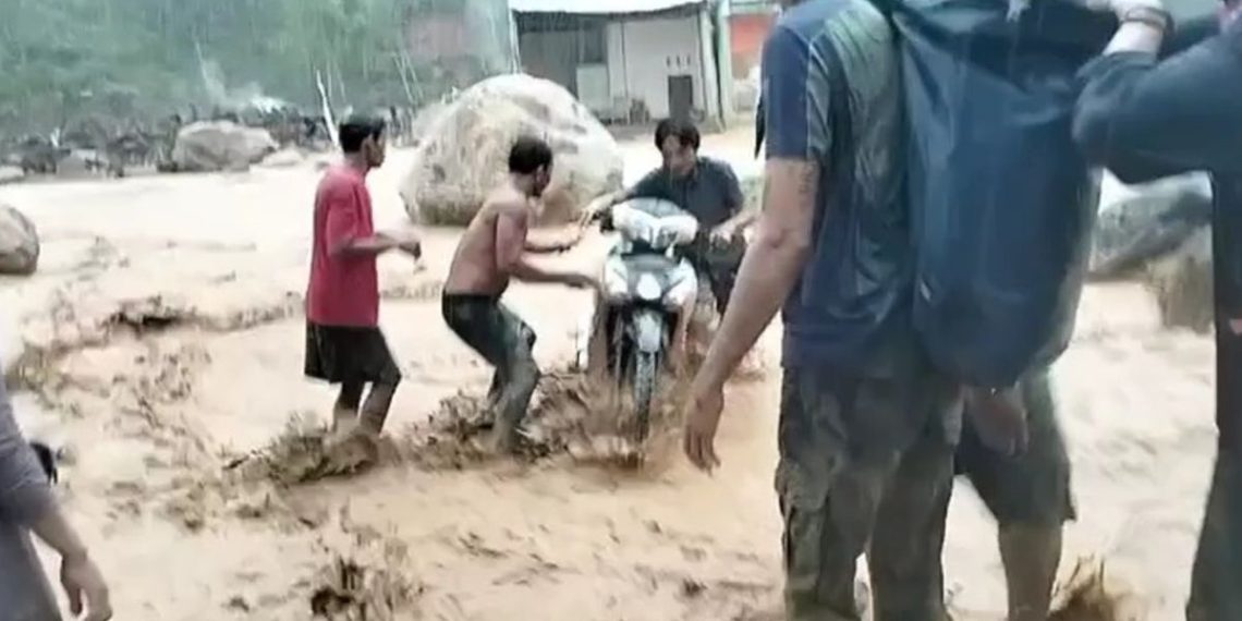 Hujan Deras Rendam Enam Kecamatan di Tapteng, Jembatan Darurat Hanyut