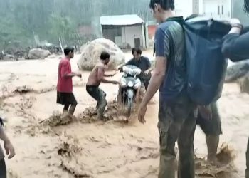 Hujan Deras Rendam Enam Kecamatan di Tapteng, Jembatan Darurat Hanyut