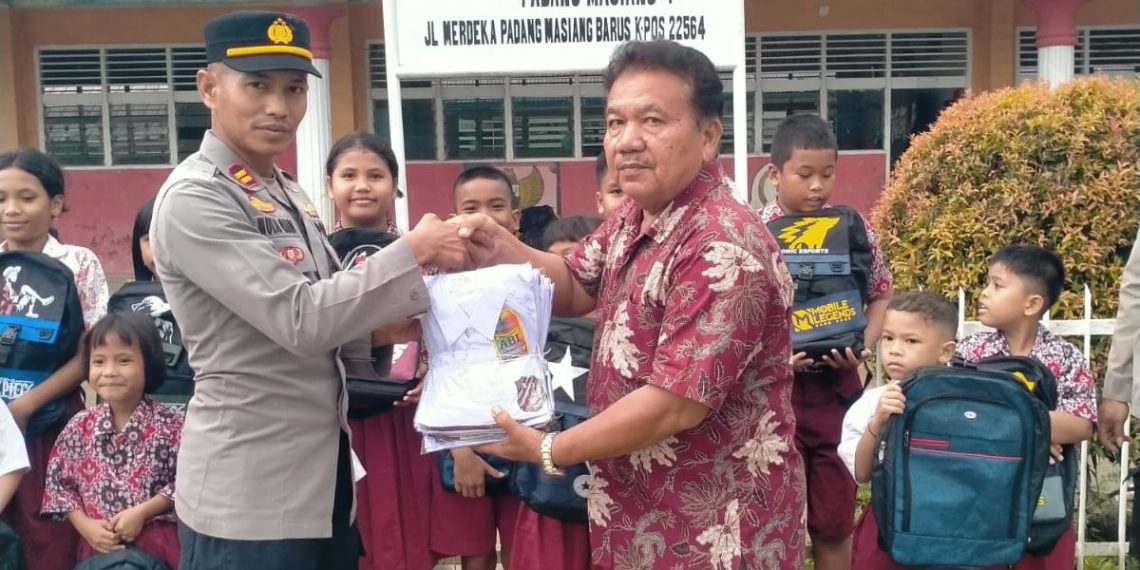 Kapolri Salurkan Ratusan Paket Perlengkapan Sekolah untuk Siswa Terdampak Bencana di Tapteng