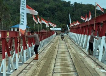 Brimob Hadir di Tengah Ancaman Banjir, Pantau Langsung Kondisi Sungai Garoga