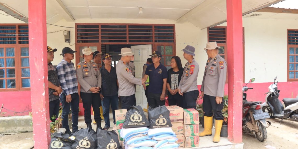 Kapolres Tapteng Tinjau Lokasi Longsor di Sitahuis: Serahkan Bansos dan Serap Aspirasi Warga