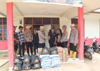Kapolres Tapteng Tinjau Lokasi Longsor di Sitahuis: Serahkan Bansos dan Serap Aspirasi Warga