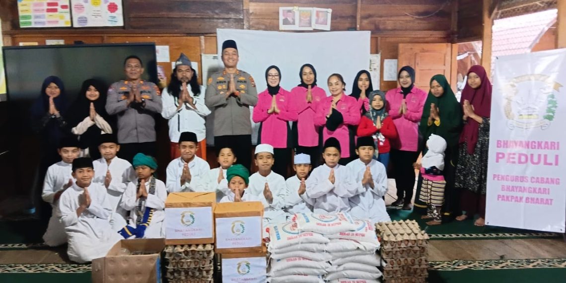 Jumat Berkah Di Bulan Ramadhan 1447 H Kapolres Di Dampingi Ketua Bhayangkari Cabang Pakpak Bharat Kunjungi Ponpes Serta Mesjid.