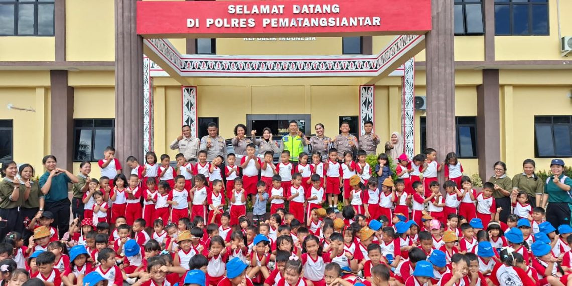 “Belajar Tertib Berlalu Lintas, 180 Anak TK Antusias Ikuti Edukasi Sat Lantas Polres Pematangsiantar”