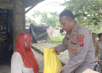 Atensi AKBP Jhon Sitepu, SIK, MH, Kapolsek Perbaungan Salurkan Bansos Ramadan untuk Korban Kebakaran di Sergai