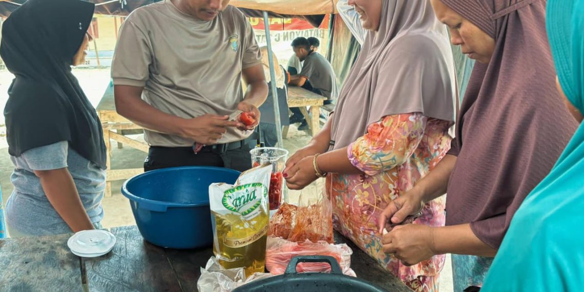 Dapur Lapangan Polda Sumut Hidangkan Menu Buka Puasa bagi Warga Terdampak Bencana di Aek Ngadol