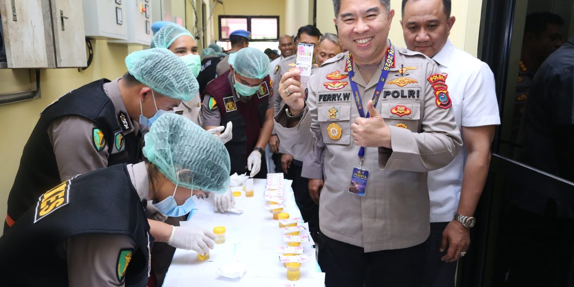 Kapolda Sumut Lakukan Tes Urine Serentak Tindaklanjuti Instruksi Kapolri dalam Rapim 2026