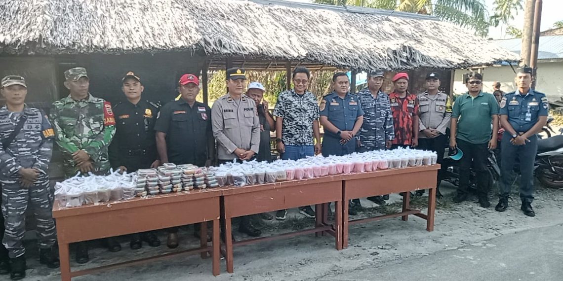TNI–Polri, PTPN Adolina, Ormas dan Wartawan Berbagi Takjil di Pantai Cermin