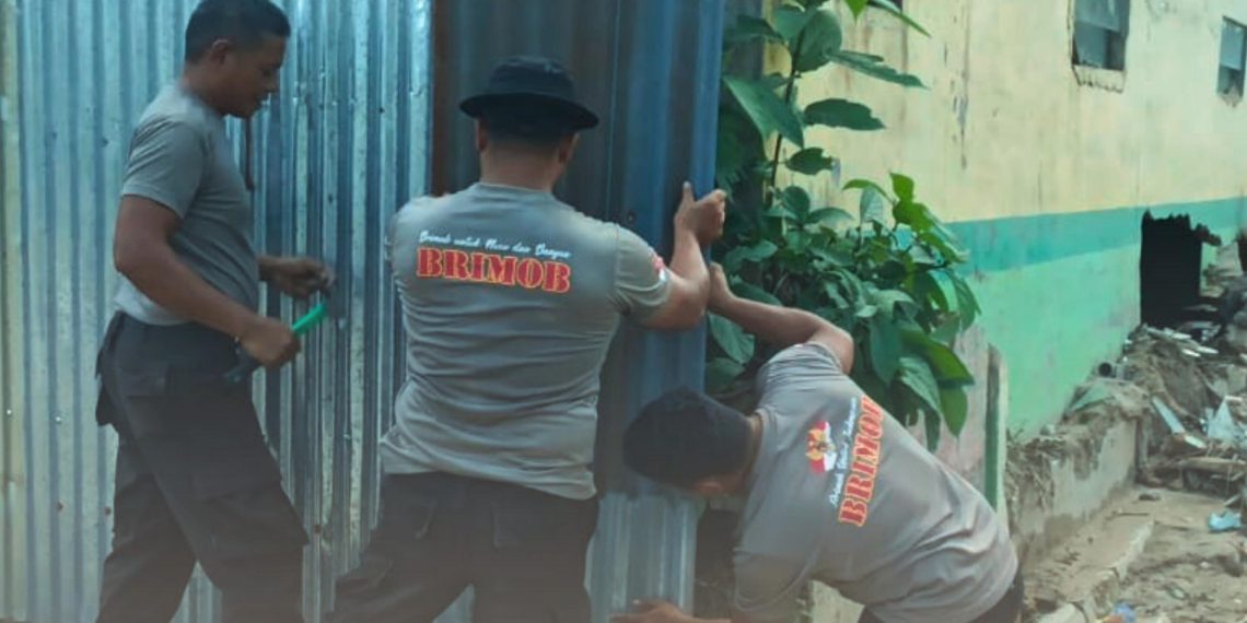 Dari Rumah Swadaya hingga Pagar Sekolah, Brimob Hadir Dampingi Warga Tolang Julu