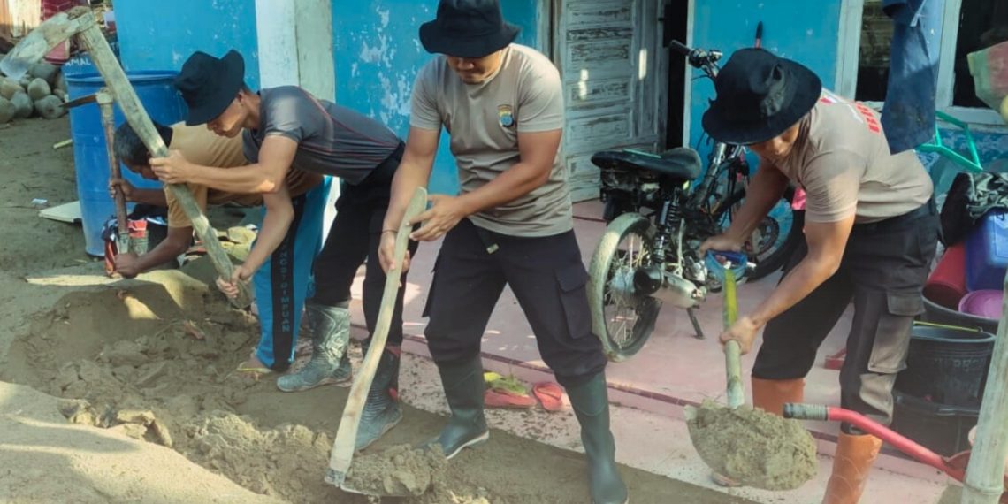 Tak Sekadar Jaga Keamanan, Brimob Polda Sumut Bantu Kebutuhan Dasar Warga Aek Ngadol