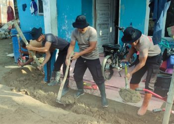 Tak Sekadar Jaga Keamanan, Brimob Polda Sumut Bantu Kebutuhan Dasar Warga Aek Ngadol