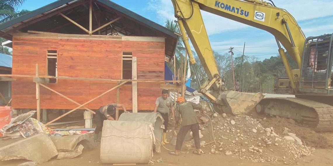 Brimob dan Warga Batang Toru Bergerak Bersama Pulihkan Kehidupan Pascabencana