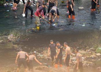 Brimob Sumut Turun ke Sungai, Aksi Nyata Menjaga Kehidupan dan Masa Depan Kota Medan
