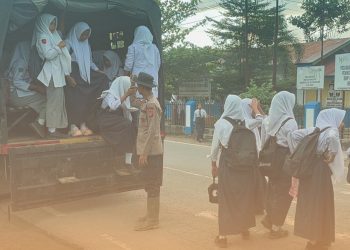 Brimob Sumut Antar Anak-Anak Desa Garoga Tetap Bersekolah di Tengah Dampak Bencana