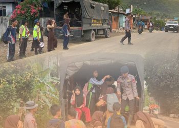 Brimob Sumut Antar Anak Sekolah di Garoga Pascabencana