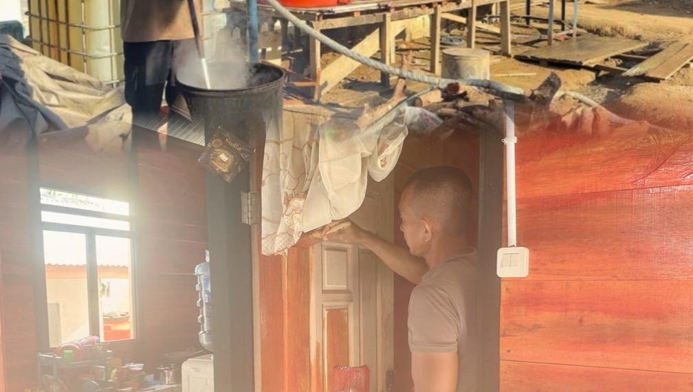 Brimob Hadir Menyeluruh di Batang Toru: Dari Dapur Lapangan, Cat Huntara, hingga Ibadah Bersama Warga