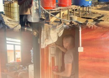 Brimob Hadir Menyeluruh di Batang Toru: Dari Dapur Lapangan, Cat Huntara, hingga Ibadah Bersama Warga