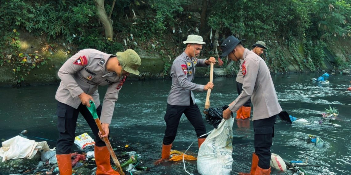 Peduli Lingkungan, Brimob Polda Sumut Angkat Sampah dari Sungai Demi Warga