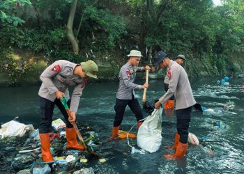 Peduli Lingkungan, Brimob Polda Sumut Angkat Sampah dari Sungai Demi Warga