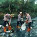Peduli Lingkungan, Brimob Polda Sumut Angkat Sampah dari Sungai Demi Warga