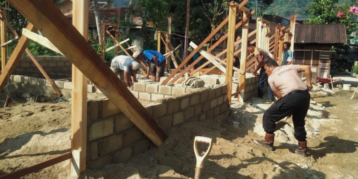 Gotong Royong Bangun Harapan, Brimob dan Warga Dirikan Hunian Tetap Korban Banjir di Tolang Julu