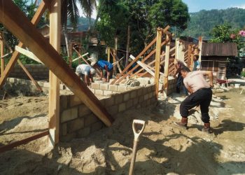 Gotong Royong Bangun Harapan, Brimob dan Warga Dirikan Hunian Tetap Korban Banjir di Tolang Julu