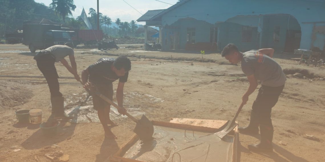 Dari Pengecoran Sumur hingga Pos Utama, Brimob Kawal Pemulihan Desa Garoga