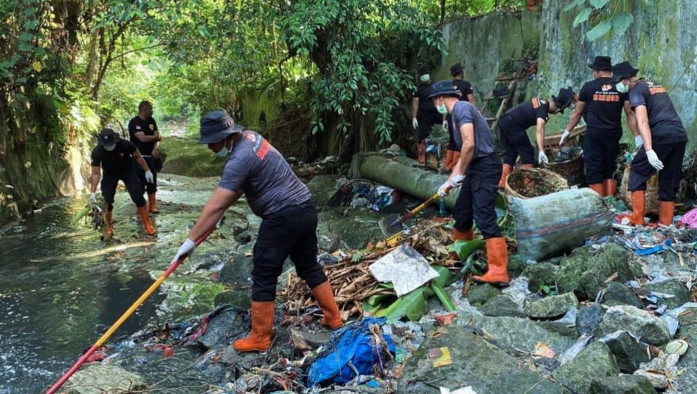 Brimob Polda Sumut Wujudkan Instruksi Presiden lewat Aksi Bersih Sungai