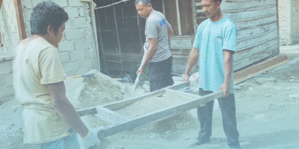 Tangan Bersatu Bangun Harapan: Brimob Bersama Warga Dirikan Rumah Korban Banjir di Tolang Julu