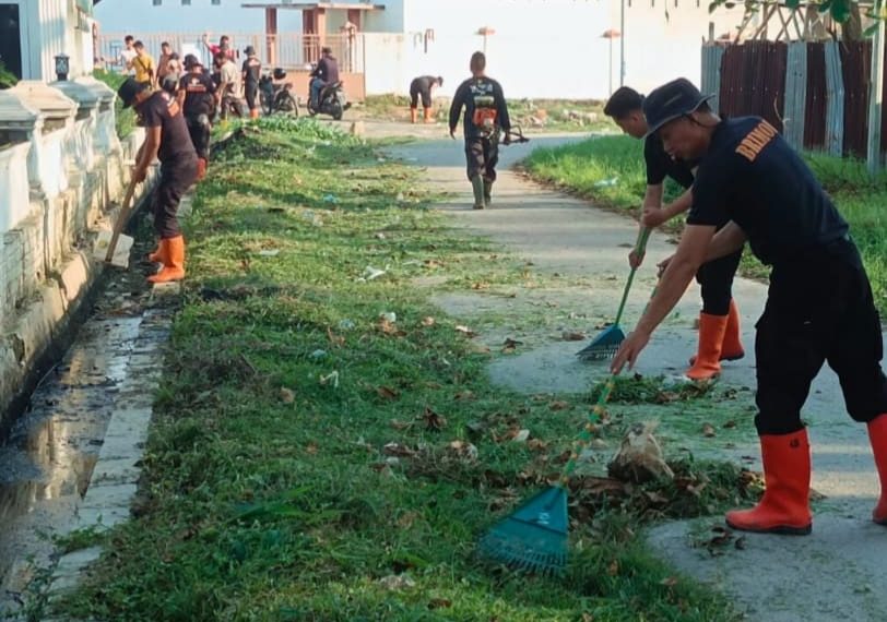 Lingkungan Bersih, Pasar Nyaman: Bukti Nyata Pengabdian Brimob untuk Masyarakat Tebing Tinggi.