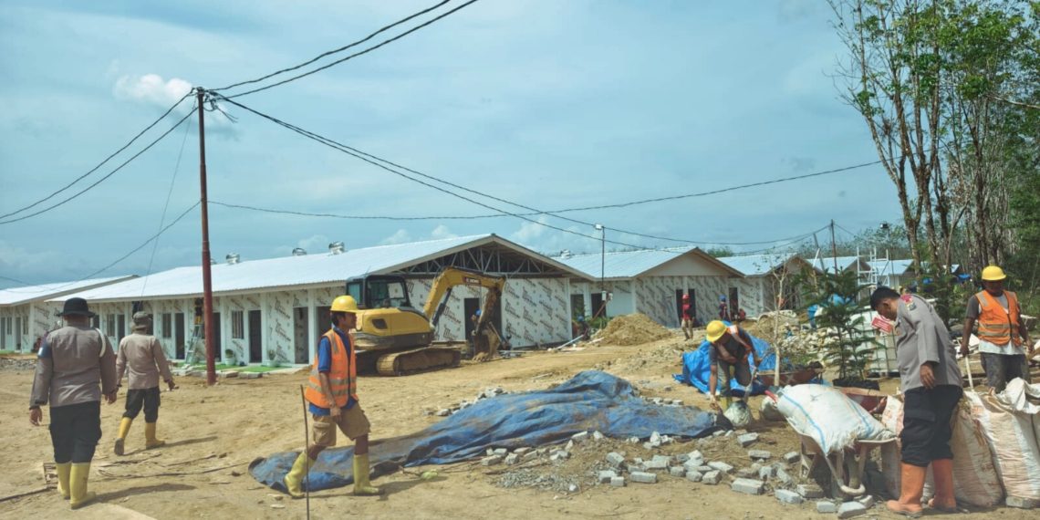 Bersama Warga Bangun Kembali Desa, Brimob Batalyon C Hadir di Lokasi Huntara