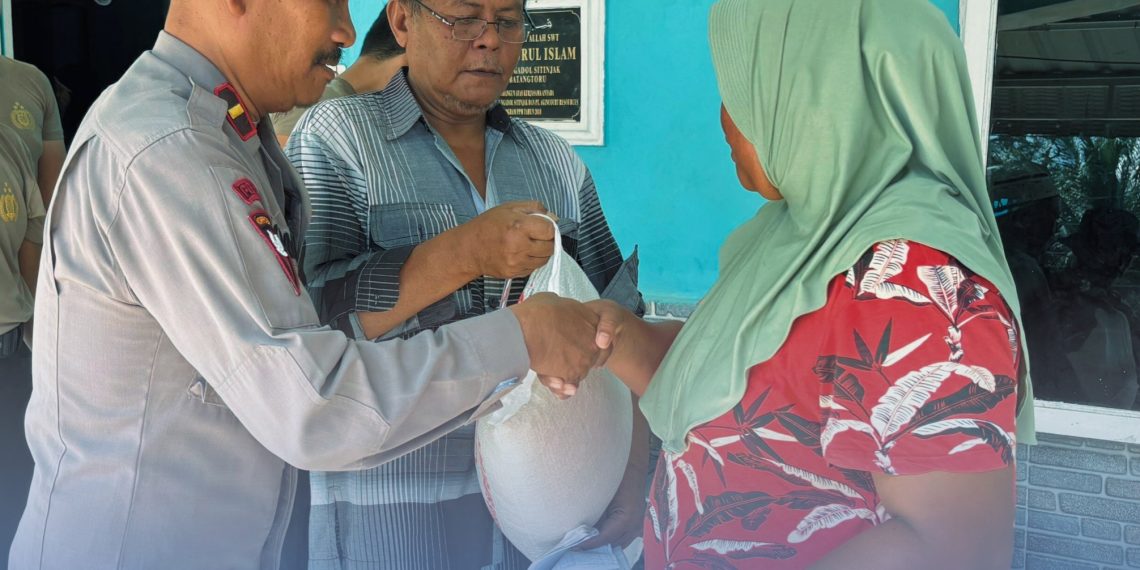 Berbagi yang Menyatukan: Brimob dan Warga Aek Ngadol di Bulan Ramadhan