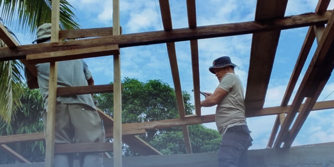 Gotong Royong yang Menguatkan: Brimob Hadir Membangun Rumah Warga